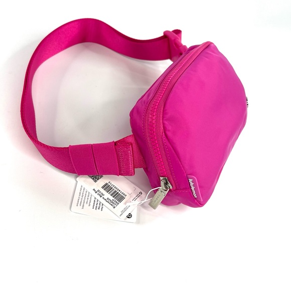 Lululemon Everywhere Belt Bag Sonic Pink Extended Strap - Picture 9 of 11